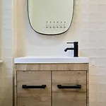 3 Bedroom Apartment, Close To Amenities דירה *