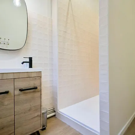 Apartment 3 Bedroom Apartment, Close To Amenities *
