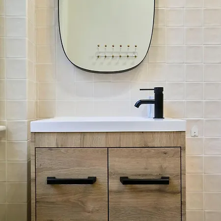 3 Bedroom Apartment, Close To Amenities Apartament *